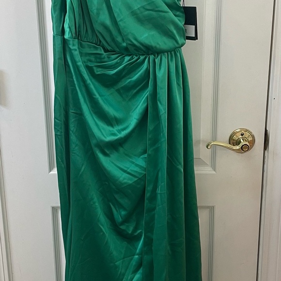 Leena Mac Duggal Green Satin
GATHERED ONE SHOULDER GOWN SZ 6 - Picture 5 of 7